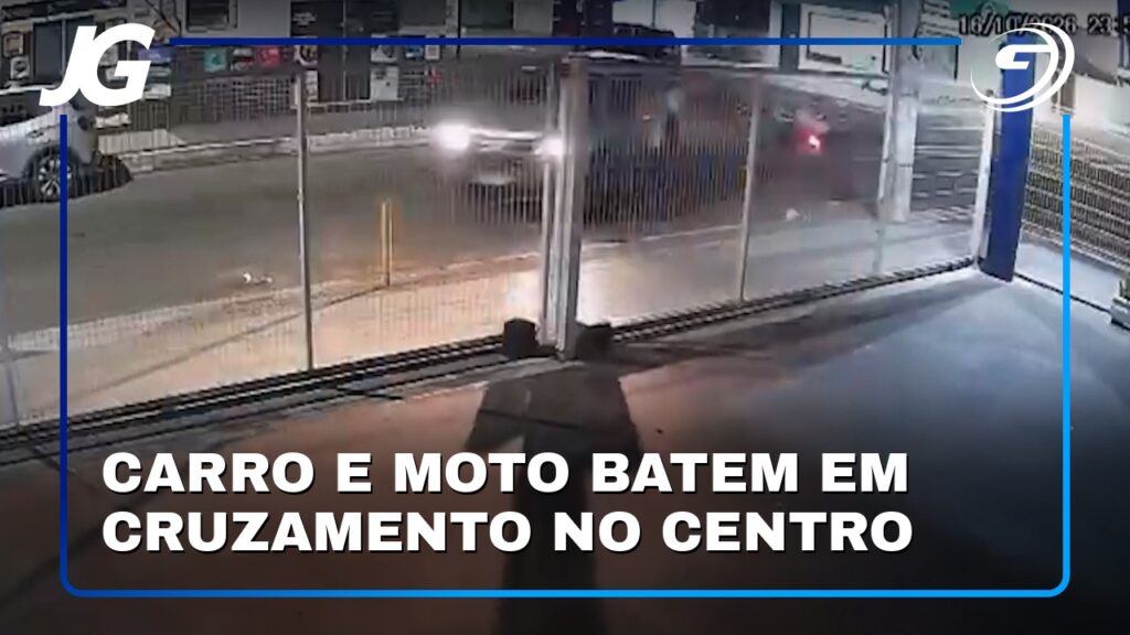 CARRO E MOTO BATEM EM CRUZAMENTO NO CENTRO