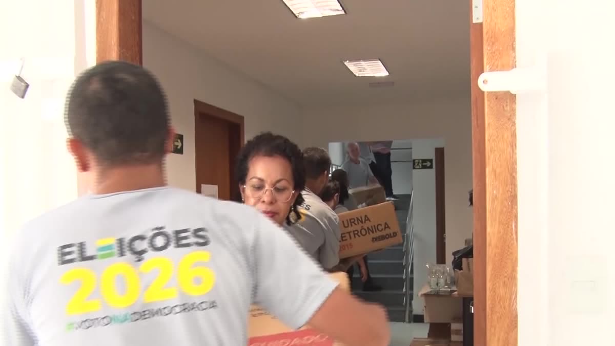 Urnas eletrônicas saem do cartório eleitoral, no Parque Areia Preta