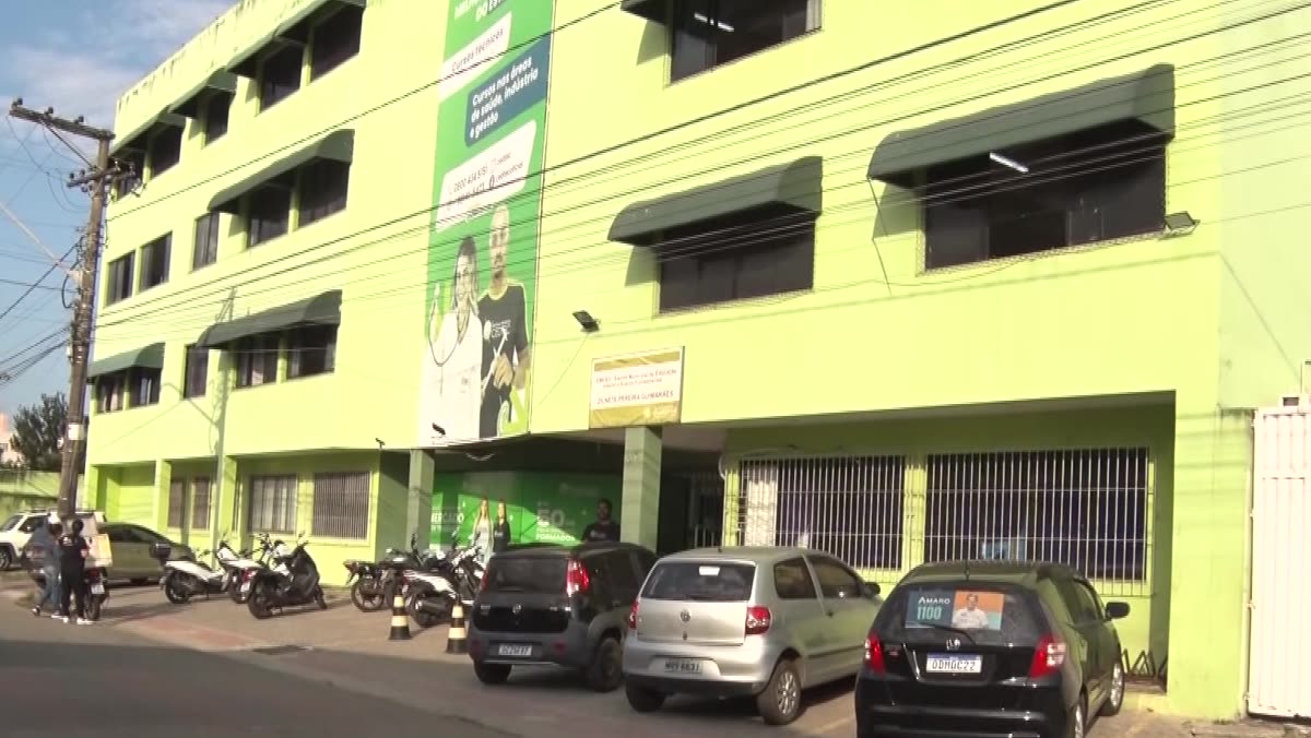 Prédio de dois andares em Guarapari, sob céu nublado