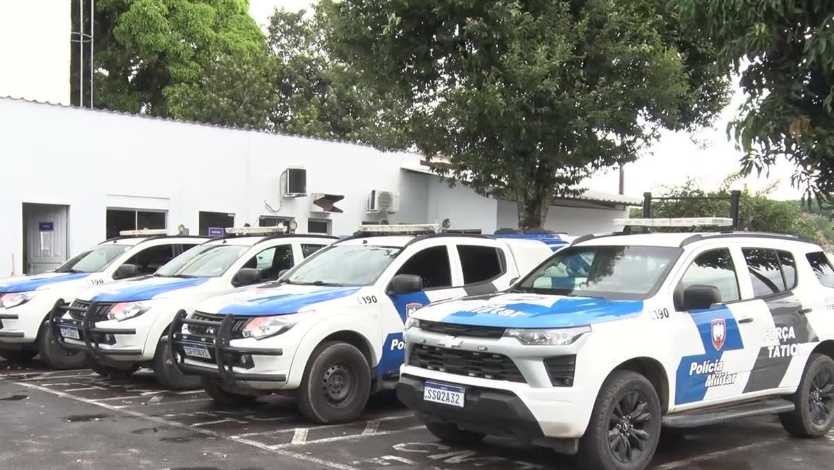 Viaturas da Polícia Militar estacionadas lado a lado