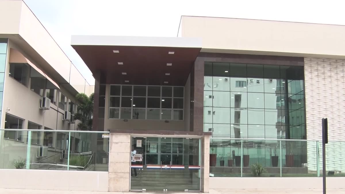 Viaturas da Polícia Militar em frente a uma unidade em Guarapari