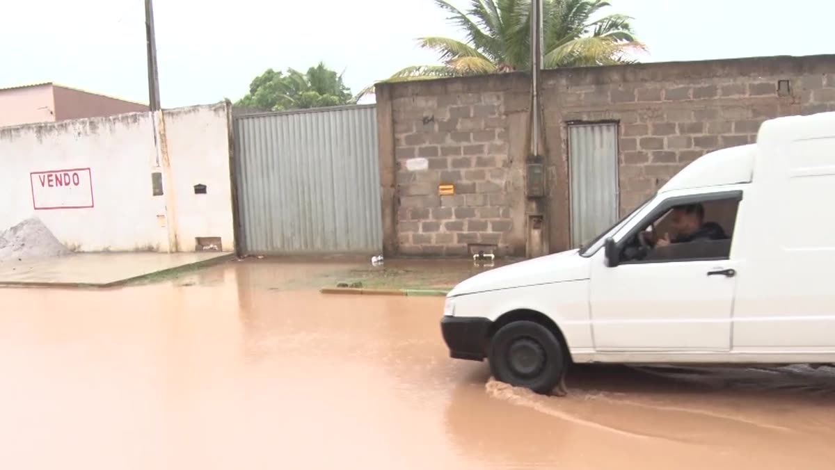 Rua alagada na Praia do Riacho, com uma van branca passando pela água