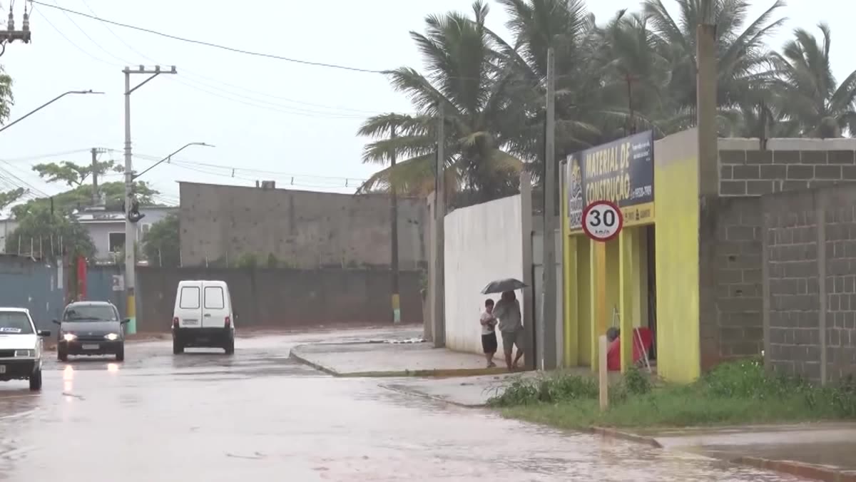 Rua com comércio na Praia do Riacho, sob chuva