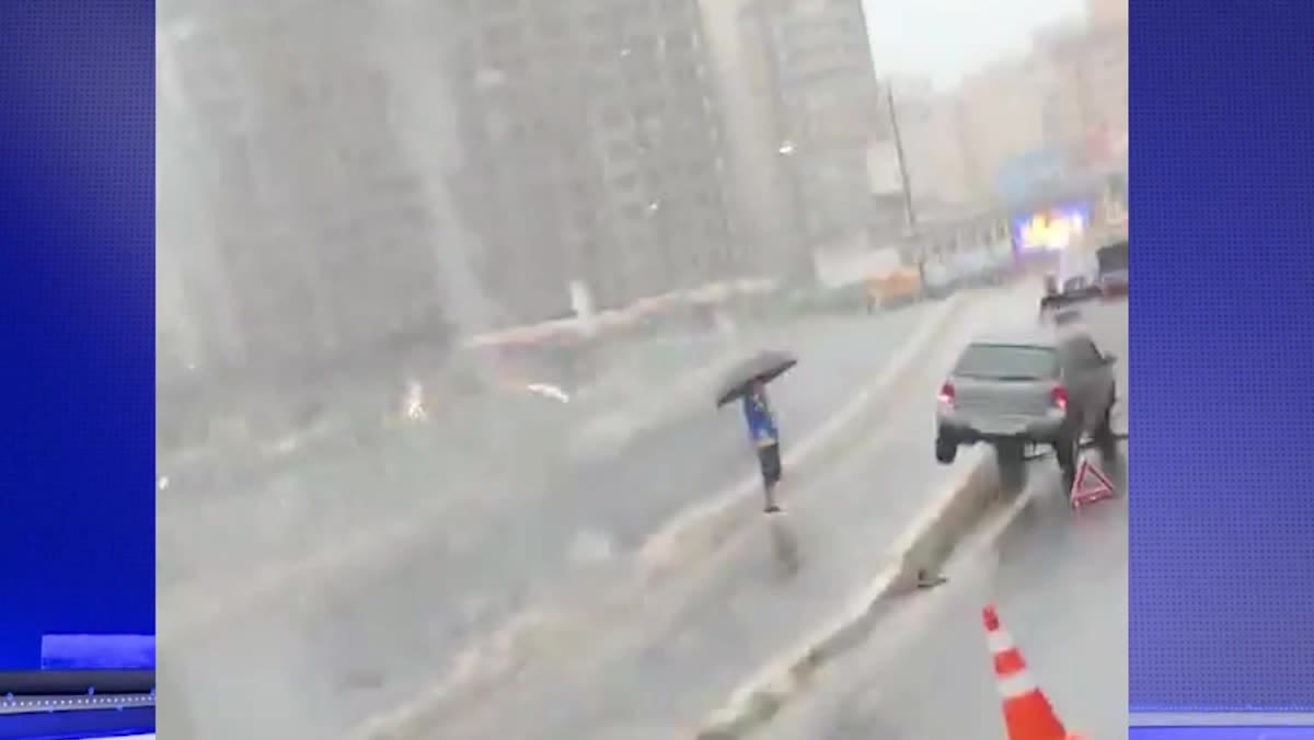 Guincho e sinalização ao lado do carro retirado da ciclovia
