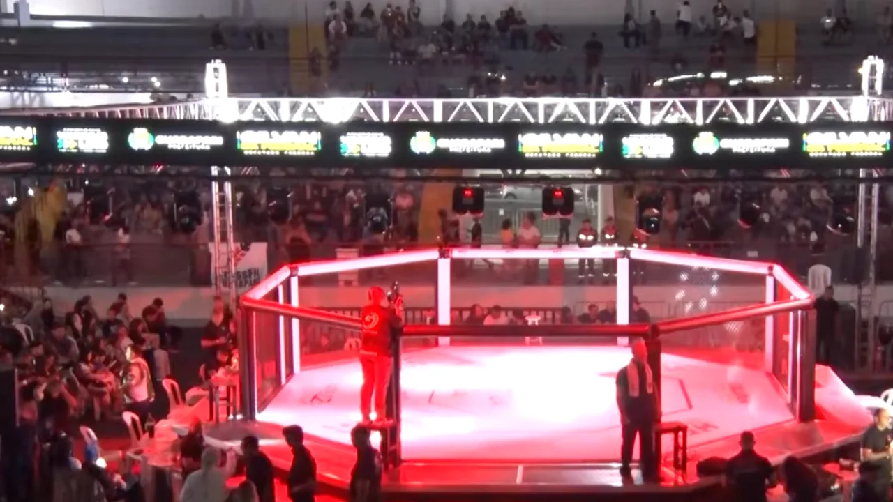 Octógono do HCC Combat iluminado
